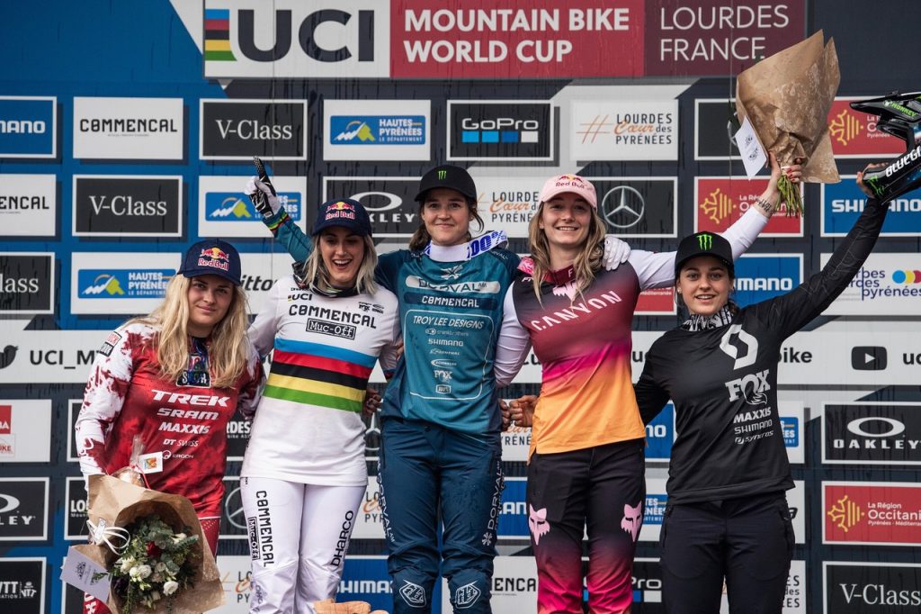 Podio donne Coppa del Mondo DH 2022 Lourdes